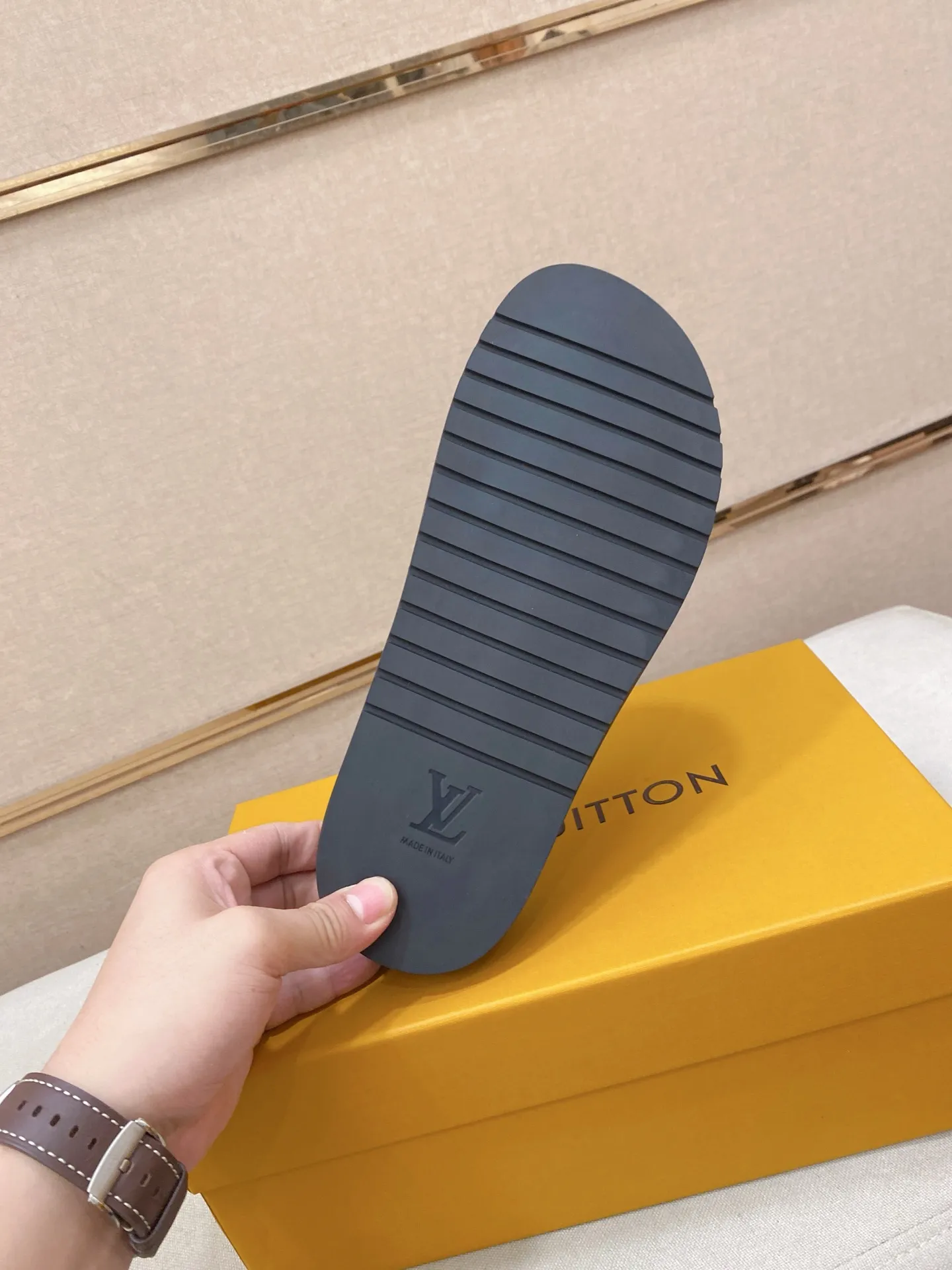 Men's shoes💰: 320💰Made by LV🔍Top purchasing agent, men's spring and summer slippers are available at the same counter. The uppers are made of cowhide imported from Italy, with logo graphics and high-quality craftsmanship. Soles: original soles specially provided by the original factory. Exclusive molded soles are super comfortable. Original goods with single order, 🔍🔍high quality, you can enter and exit the counter at will. Welcome to compare, code number 38-44.